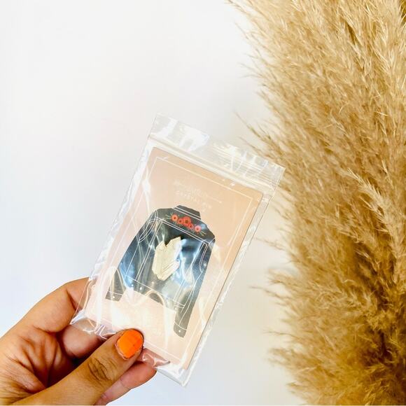 3/$20 NEW JAXKELLY FREE PEOPLE White Enamel Crystal 18kt Gold Plated Collar Pin - Picture 1 of 4